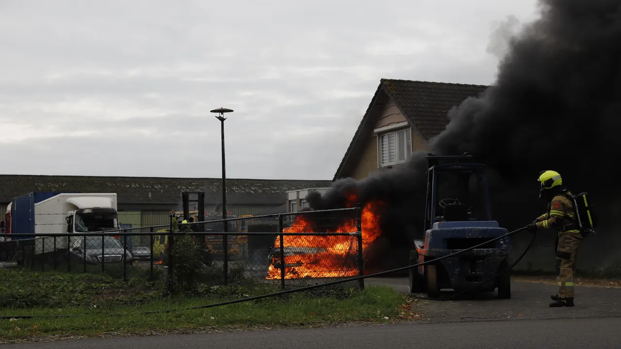 Eigenaar rijdt brandende auto met heftruck van bedrijfsterrein