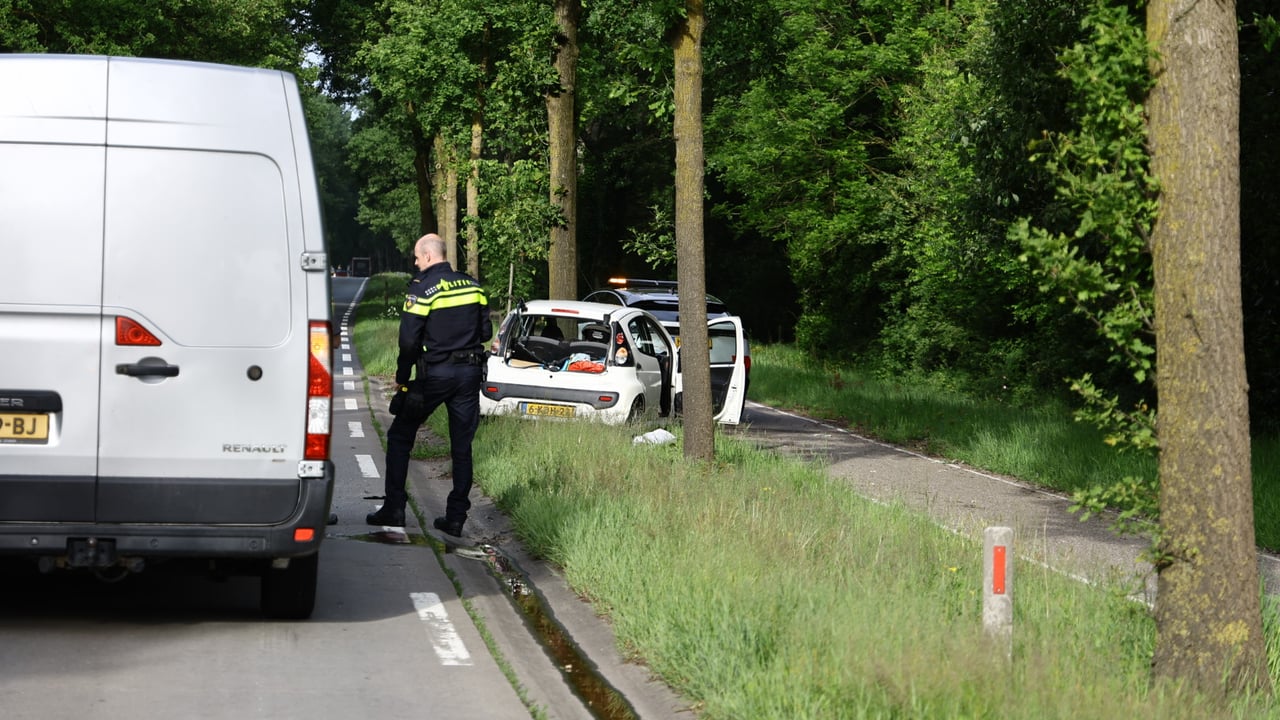 Het busje botste op de personenauto, die stilstond vanwege de file door een eerder ongeluk op de N272.