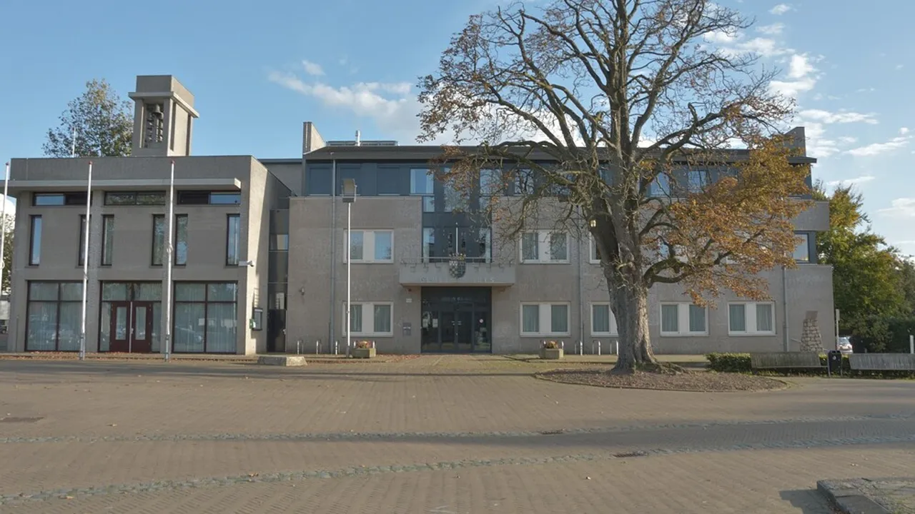1600px-gemeentehuis_heumen.jpg